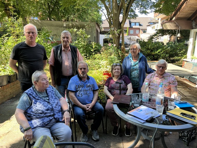 Vorstand der AG 60plus Eimsbüttel stehend Wolfgang Schumacher, Herbert Oetting, Jutta Ziggel-Khalil, sitzend Annegret Ptach, Wilfried Röder, Petra Röder, Hartmut Thiem